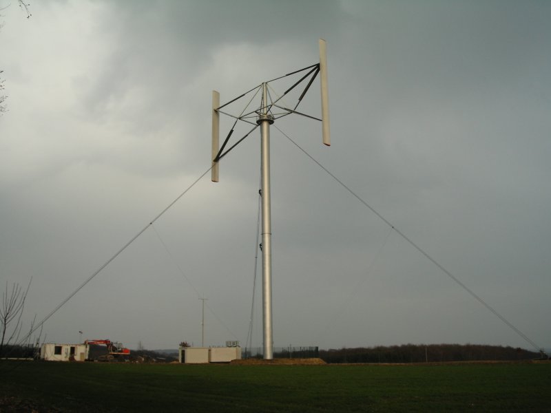 Eine neue Windkraftanlage bei Rorup im Mnsterland am 26.03.2005.