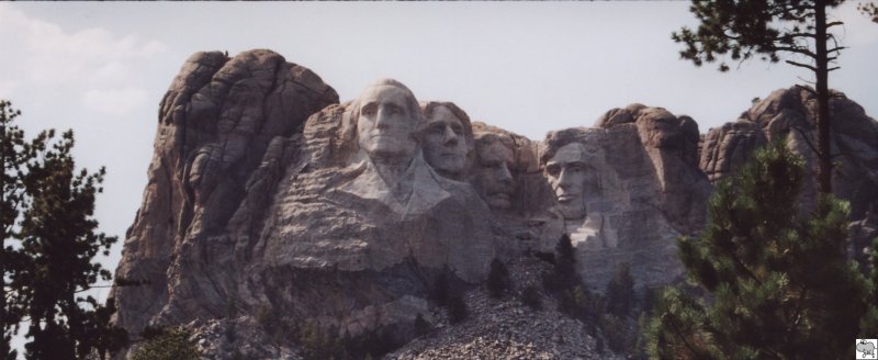 Eines der grten amerikanischen Sehenswrdigkeiten ist der in den Black Hills von South Dakota gelegene Mount Rushmore. In dessen Fels wurden von John Gutzon de la Mothe Borglum von 1927 bis 1941  die vier Kpfe der amerikanischen  Prsidenten George Washington, Thomas Jefferson, Theodore Roosevelt und Abraham Lincoln in den Fels gesprengt. 