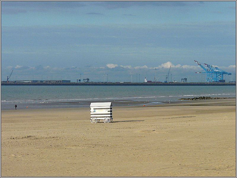 Einsam und verlassen steht dieser Wagen am Strand von Blankenberge. Im Hintergrund sieht man die Hafenanlage von Zeebrugge. 12.09.08 (Jeanny)