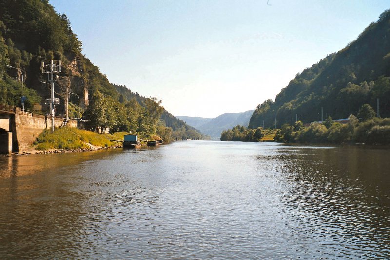 Elbe, Blick stromaufwrts nach Tschechien, die Grenze verluft hier noch ein Stckchen stromauf in der Mitte des Flusses, rechts steht ein Wendezug der DB nach Dresden-Meien