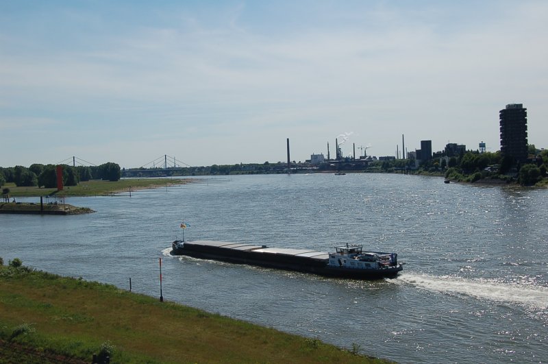Es ist zwar der Rhein, aber fotografiert in Duisburg-Ruhrort,
dem grten Binnenhafen der Welt. Und Duisburg liegt am westlichen Rand des Ruhrgebietes.