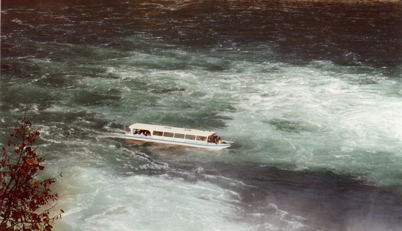 Fahrgastboot unterhalb der Rheinflle von Schaffhausen, Oktober 2000