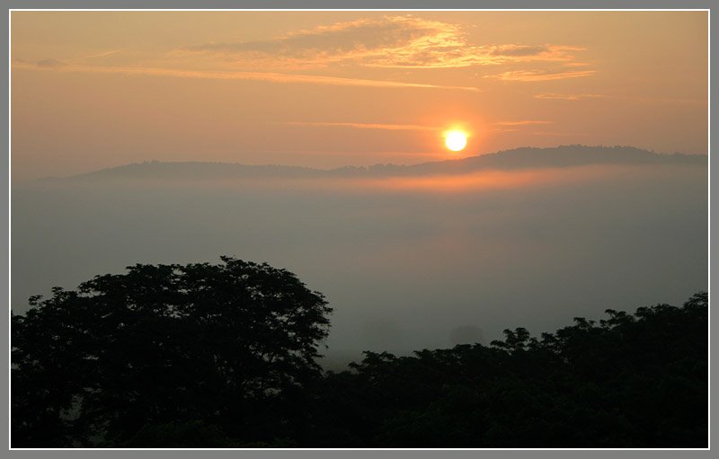 Frühmorgens um 5:47 - 

Die Sonne geht über den Bergen auf, diese erheben sich nur wenig über dem Nebel, der noch über dem Remstal liegt. 

06.06.2007 (M)