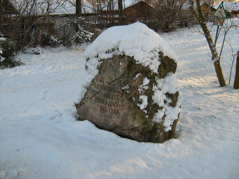 Gedenkstein zur Erinnerung an die Grenze zwischen Spandau und Falkensee-Brandenburg, Januar 2009