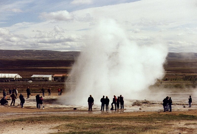 Gesyir Strokkur (dt.Butterfass), etwa 70 km stlich von Reykjavik, im Juni 1997, einer der ein oder zwei kleine Ausbrche nach dem Grossen, dann ist wieder ca. 10 Minuten ruhe. Hier sieht man gut warum es wichtig ist sich auf die richtige Seite zu stellen.