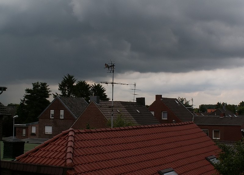 Eine Gewitterwand zieht auf Grefrath bei Krefeld zu. Wenige Minuten