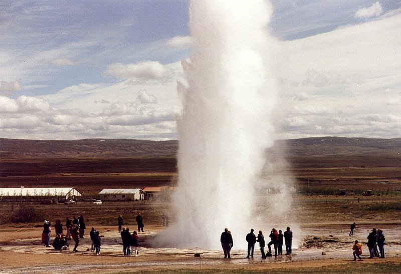 Geysir Strokkur im Juni 1997, der Ausbruch ist erfolgt, die Fontaine ist etwa 20 m hoch, etwa alle 10 Minuten erfolgt ein groer Ausbruch. Strokkur war 1997 der einzige Geysir auf Island, der ttig war.