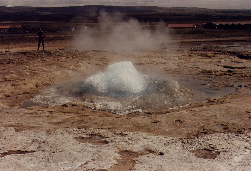 Geysir Strokkur im Juni 1997, jetzt steht der Ausbruch unmittelbar bevor, es empfielt sich, den Abstand etwas zu vergrssern, das Wasser hat beim Ausbruch eine Temperatur von etwa 130 Grad.