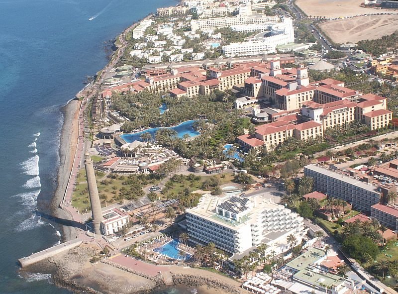 Das Grand Hotel Lopesan Costa Meloneras aus dem Hubschrauber heraus