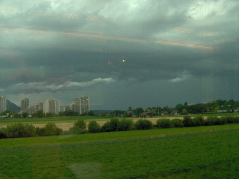 Im Juli 2005 braut sich bei Bern ein heftiges Gewitter zusammen. Das Foto schoss ich von einem Zug aus, leider konnte man die Fenster nicht ffnen. 
