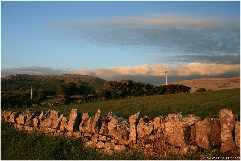 Irland - The Burren im Mai 2008. Landschaft im Licht der untergehenden Sonne.