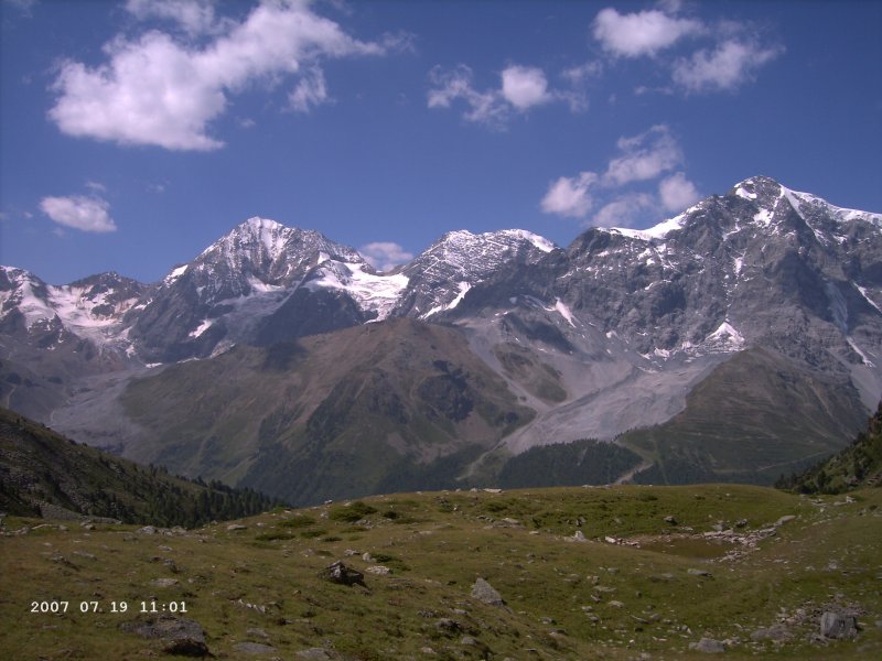 Italien - Sdtirol
Blick auf die Gebirgskette des Ortlermassivs.
Rechts der Ortler (3905m), in der Mitte der Zebru (3735m), Links die
Knigsspitze (3859m).