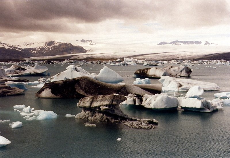Jkulsarlon (dt. Gletscherflusslagune) im Breidamerkursamdur an der Sdkste im Juni 1997, die Eisberge brechen direkt vom Breidamerkurjokull in den See ab und knnen bis zu 15 m hoch sein, der See ist maximal 150 m tief, zwischen Meer und See ist eine nur 50 m breite Landbrcke, ber die die Ringstrasse fhrt.
