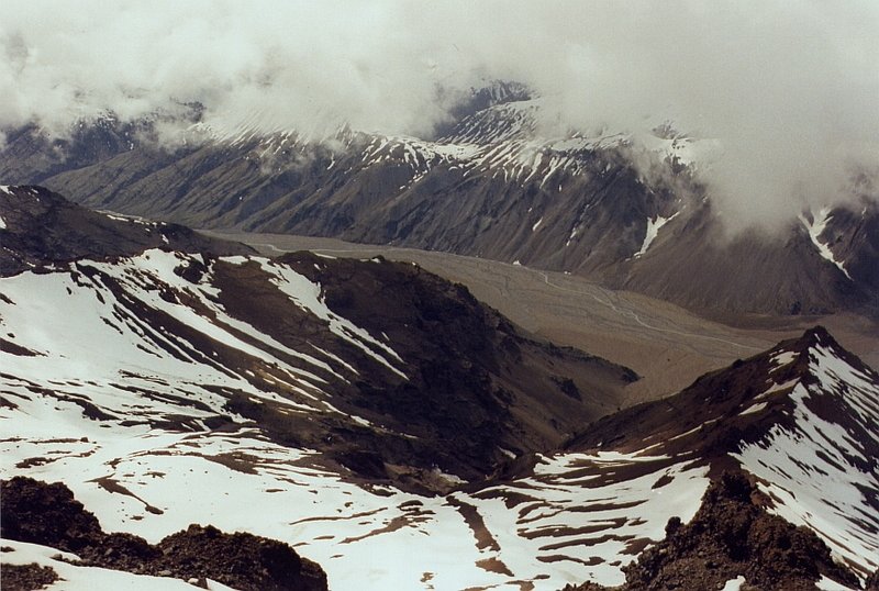 Kalfafellsdalur im Juni 1997 vom Rande des Vatnajkull-Gletscher aufgenommen, leider konnte man die Berggipfel auf der anderen Talseite nicht sehen, die Berge sind ca. 1400 m hoch.