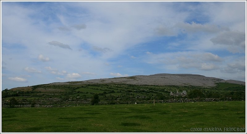 Landschaft des Burren bei Oughtmama (bei Ballyvaughan), Irland Co. Clare. Bei dem Gebude handelt es sich um die Abtei Corcomroe aus dem 12. Jahrhundert.