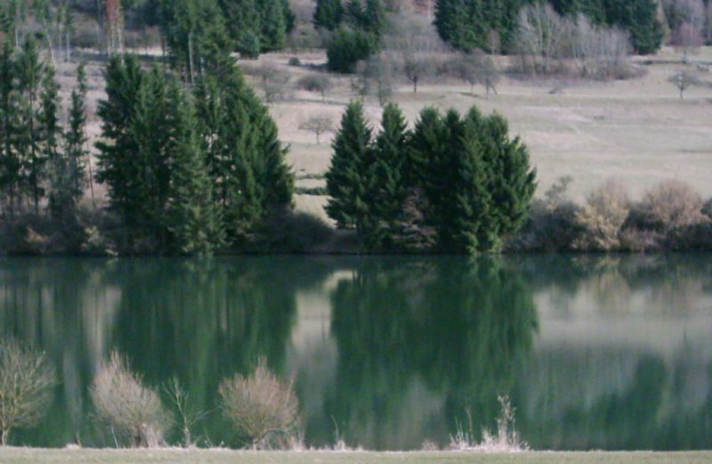 Wir sind am Perfstausee in Breidenstein! Die Wasseroberfl�che ist fast