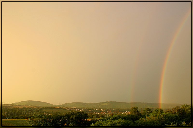 Möglicherweise der selbe Regenbogen, den auch M. Respondek fotografiert hat, jetzt über dem Remstal. Der Berg links ist der Korber Kopf (Ausblick von dort siehe nächstes Bild). Bei dem Ort im Tal handelt es sich um Waiblingen Beinstein. 

23.07.2007 (M)