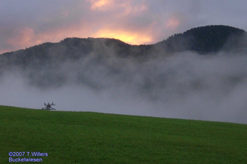 Morgens in Mittenwald auf den Buckelwiesen/Naturschutzgebiet
was in Deutschland einmalig ist. hnliche Buckelwiesen liegen
noch in Nordtirol/sterreich.