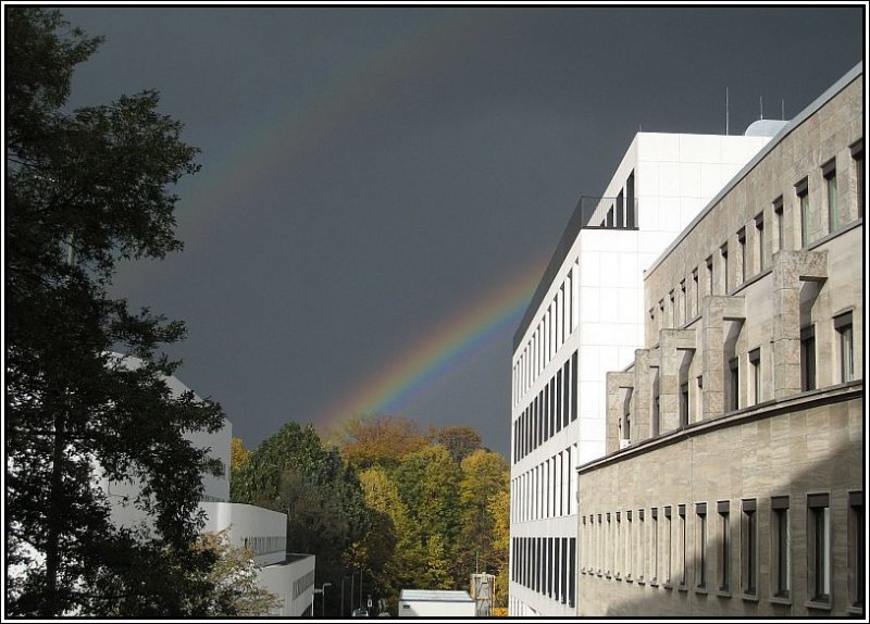 Nach einem heftigen Regengu am 18.10.2007 zeigt sich ein doppelter Regenbogen ber dem Hofgarten in Dsseldorf.