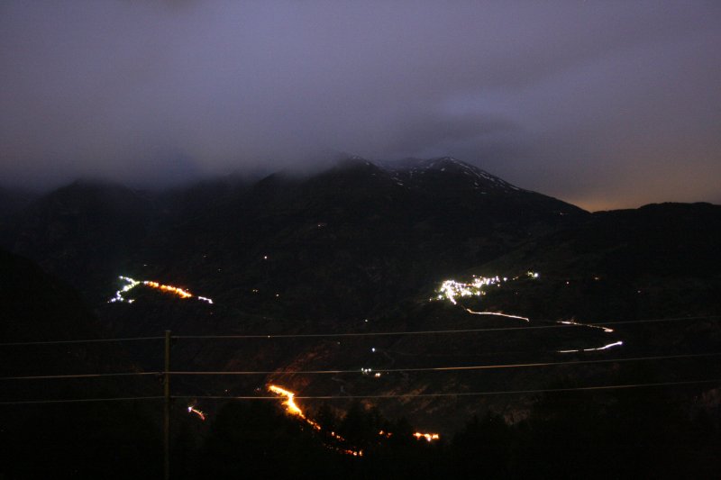 Nchtliches Panorama von der Gruppenunterkunft Gspon aus am Abend des 7.7.2009: Die Lichter deuten die Drfer Embd (links) und Trbel (rechts) sowie die Verkehrsachse nach Zermatt (unten) an. 