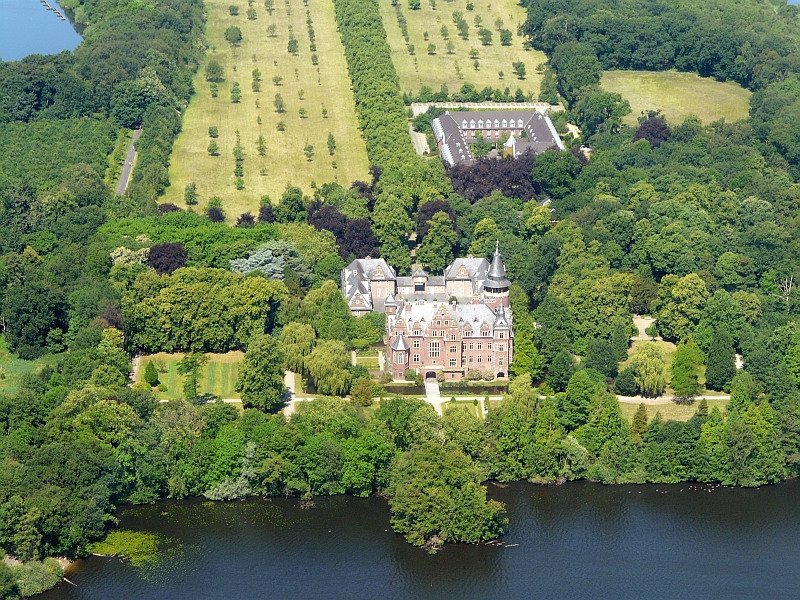 Wundersch�n eingerahmt von gr�ner Natur liegt das Schloss Krickenbeck bei