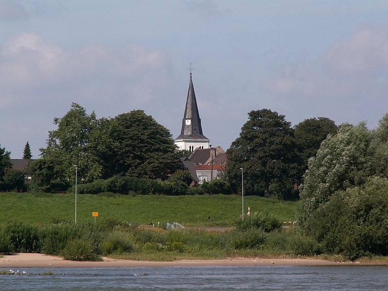Blick auf die sch�ne Ortskirche von Orsoy. Das Foto stammt