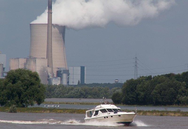 Blick von Orsoy aus �ber den Rhein nach Voerde. Das