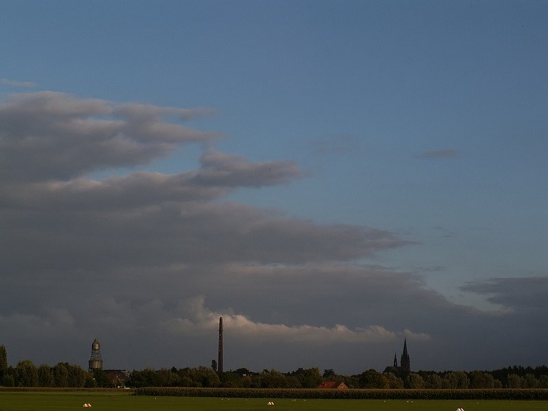 Blick �ber den Flugplatz Niershorst in Richtung Grefrath-Oedt. Es braut