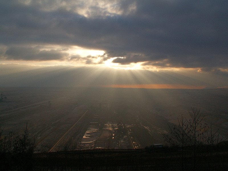 Blick in den Tagebau Hambach bei diesigem Wetter. Das Foto