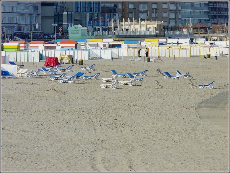 Leere Liegest�hle am Strand von Blankenberge am 11.04.09. (Jeanny) 