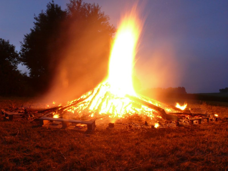 Langzeitbelichtungsaufnahme des Johannisfeuer in Tirschenreuth, 26.6.2009 