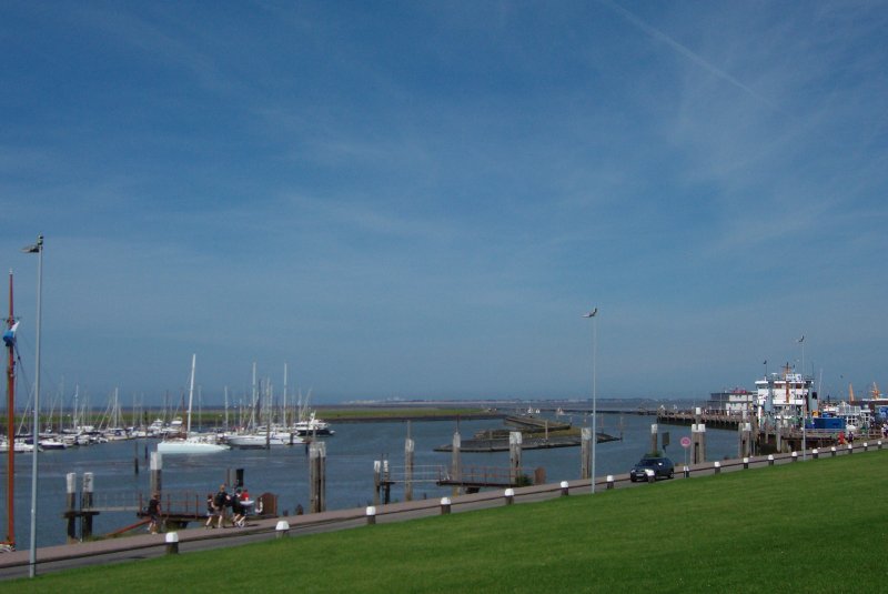 Der Blick vom Dam in den Norddeiche Hafen 