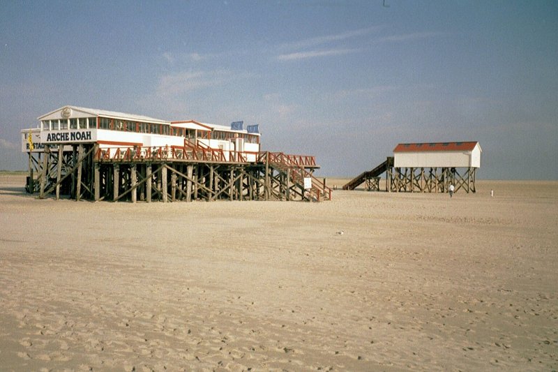 Pfahlbauten am Strand von St. Peter-Ording, 2004
