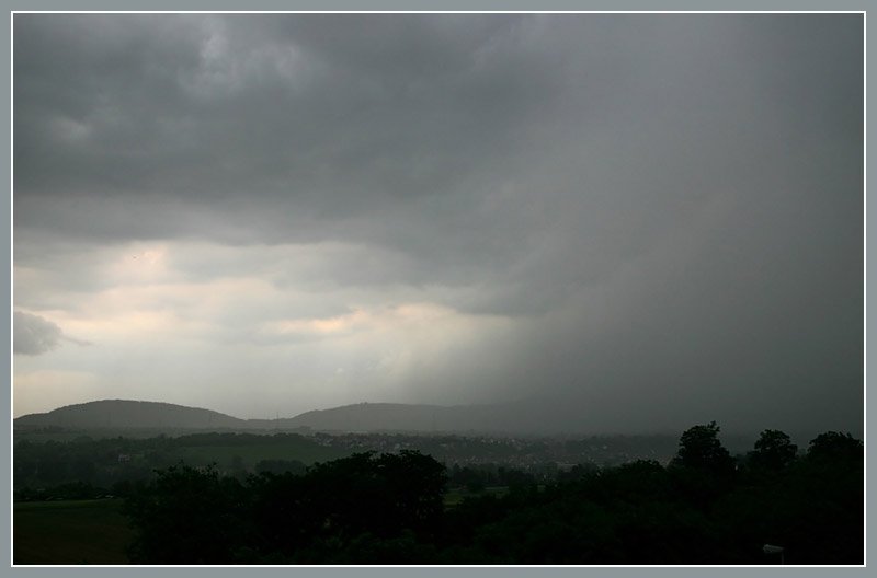 Ein Gewitter bricht von Osten her �ber das Remstal bei