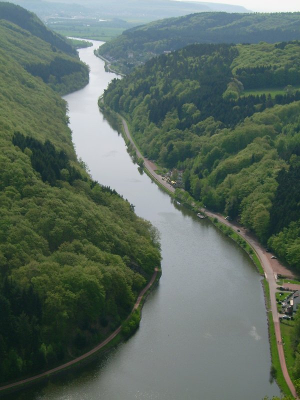 Hier sieht man die Saar vom Aussichtspunkt in Dreisbach aus.
Das