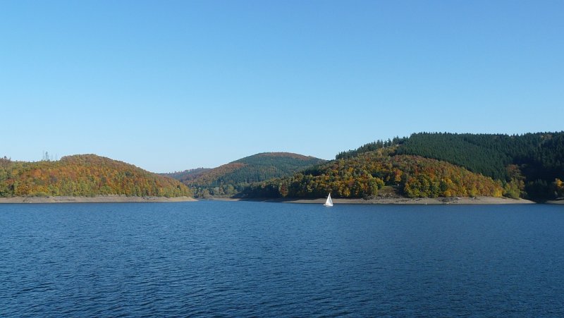 Blick auf den Biggesee und die wundersch�nen Herbstfarben der W�lder.