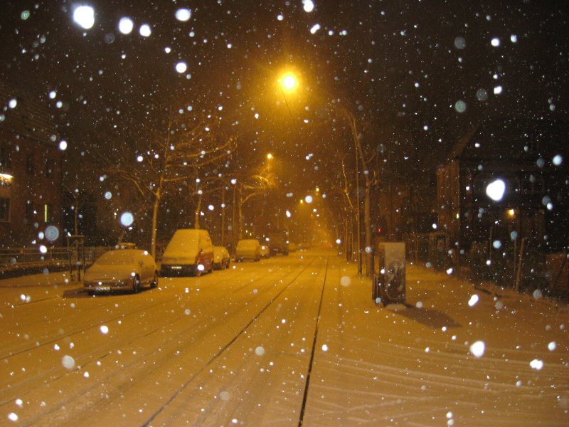 Schneetreiben in Berlin (Karlshorst) am 23.11.2008 um 00:40. Wir konnten es nicht lassen und mussten einfach rausgehen, so schn wie es war.