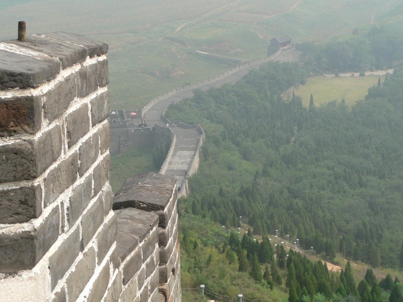 Schon nach etwa einem Drittel des Aufstiegs ist man gut durchgeschwitzt und gnnt sich eine Verschnaufpause mit atemberaubendem Ausblick: Groe Mauer in Jiao Shan bei Shanhaiguan, 16.9.2007