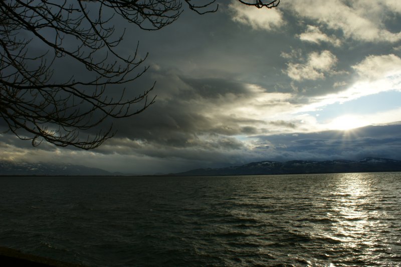 Sonne und Wolken im Wettkampf mit dem strmischen Wind, am Bodensee bei Lindau.
(Dezember 2008)