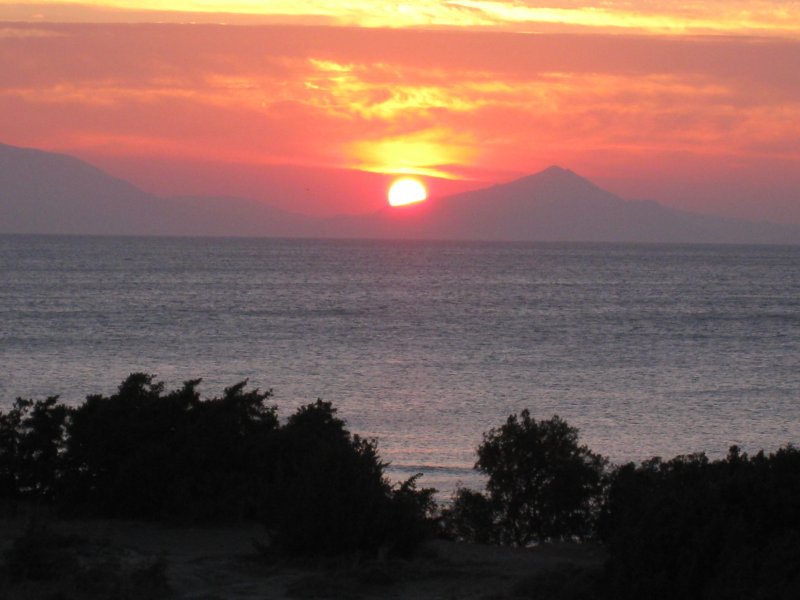 Sonnenaufgang hinter den Bergen der Trkei, Blick von der griechischen Insel Kos