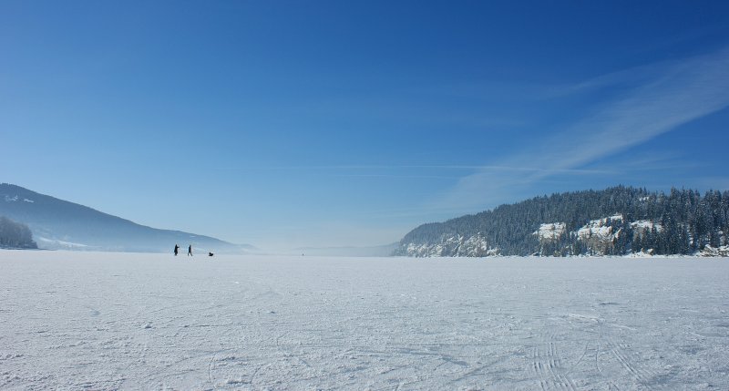 Spaziergnger auf, statt am See: Der gefrorene Lac de Joux. 
(Januar 2009)