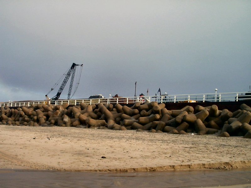 Strand von Westerland. Hier noch ein Blick auf die angelieferten Wellenbrecher, die noch auf ihren Einsatz warten
