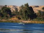 April 2012: atemberaubende Landschaft whrend der Fahrt auf dem Nil zwischen Esna und Luxor