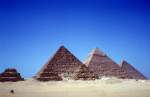 Gizeh am 14. Juni 1974: Drei Königinnen-Pyramiden stehen im Vordergrund. Dahinter sind die Mykerinos-Pyramide, die Chefren-Pyramide und die Cheops-Pyramide zu sehen.