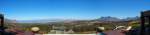 Panoramaaufnahme von Bezweni mit Blick vom Kap der Guten Hoffnung bis zum Tafelberg im Hintergrund und im Vordergrund von Gordon's Bay bis zum Hottentotts Helderberg.