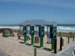 Auch in Sd Afrika mglich. Telefon Zellen am Strand mit Tafelberg im Hintergrund.