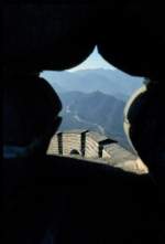 Blick durch die Schiescharten, bzw. Beobachtungsfnungen in einem der Wehrtrme der chinesischen Mauer. Ich besuchte die Mauer in der Nhe von Beijing im Jahr 2003