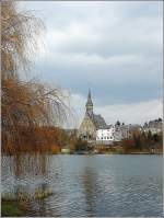 Der See mit der malerischen Kirche in Vielsalm fotografiert am 14.03.09. (Jeanny)