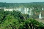 Die Iguaz Wasserflle erstrecken sich ber eine Lnge von 2,7 km an der Grenze zwischen Brasilien und Argentinien. Der grte Teil der Flle ist 64 m hoch, einige haben jedoch eine Hhe bis zu 84 Metern (Mrz 1992)