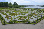 Im Schlossgarten von Frederiksborg in der Stadt Hillerød. Auf dem untersten Niveau des gartens, dem Parterre, finden sich vier königliche Monogramme, eines für jeden der Regenten, die in der Geschichte des Gartens eine Rolle gespielt haben
Aufnahme: 24. Juni 2023.